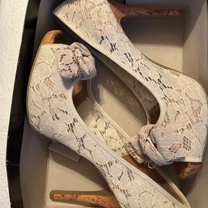 Cream High-Heeled Pumps with Artistic Pattern